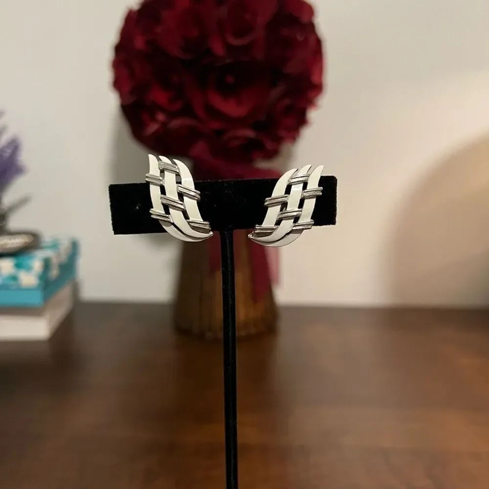 CORO VINTAGE CRISCROSS CLIP EARRINGS ENAMEL